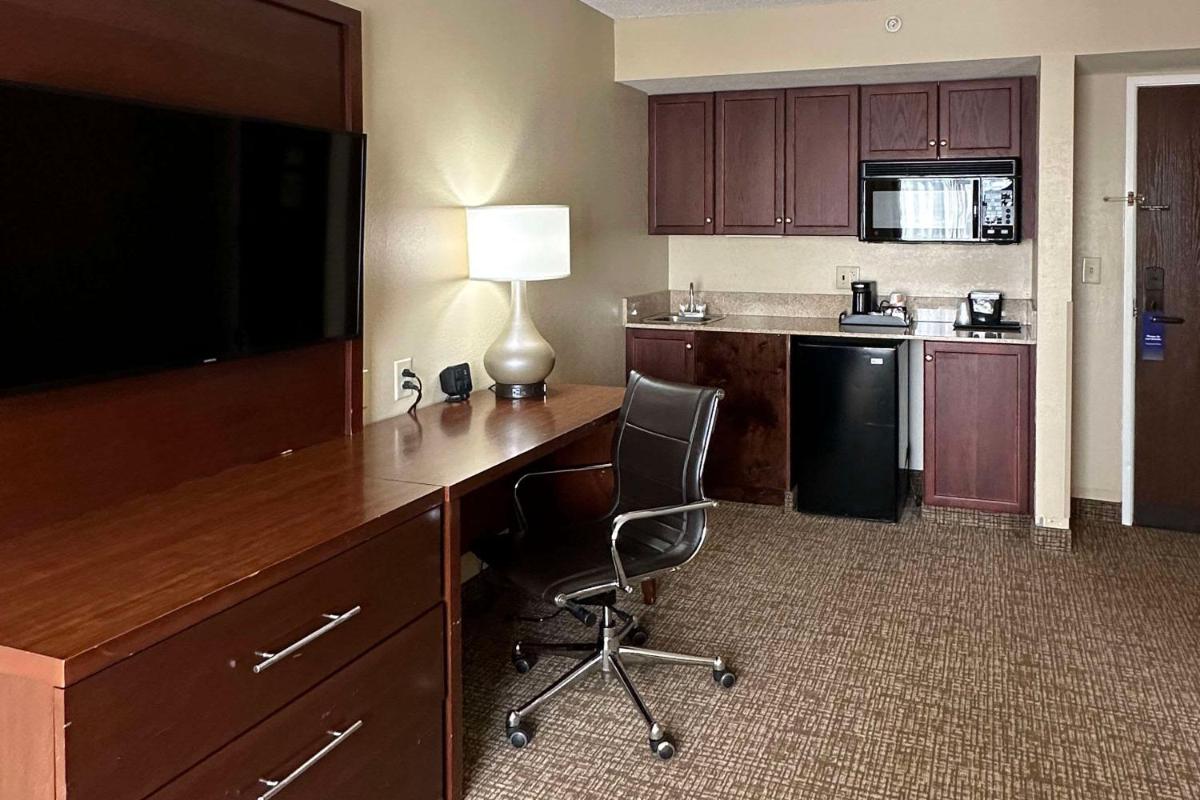 Comfort Suites Airport Charlotte - image 4