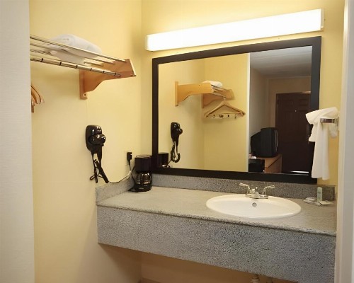Rodeway Inn Charlotte - image 5