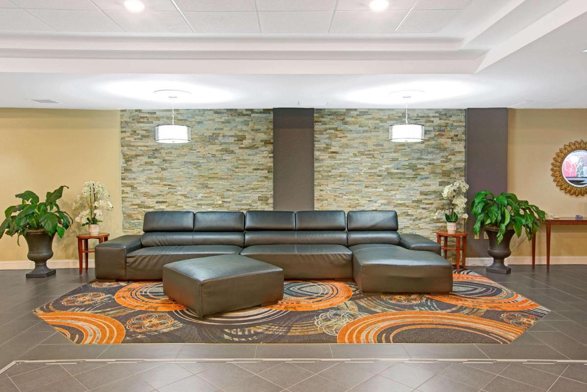 Ramada Plaza by Wyndham Charlotte Airport Conference Center - image 2
