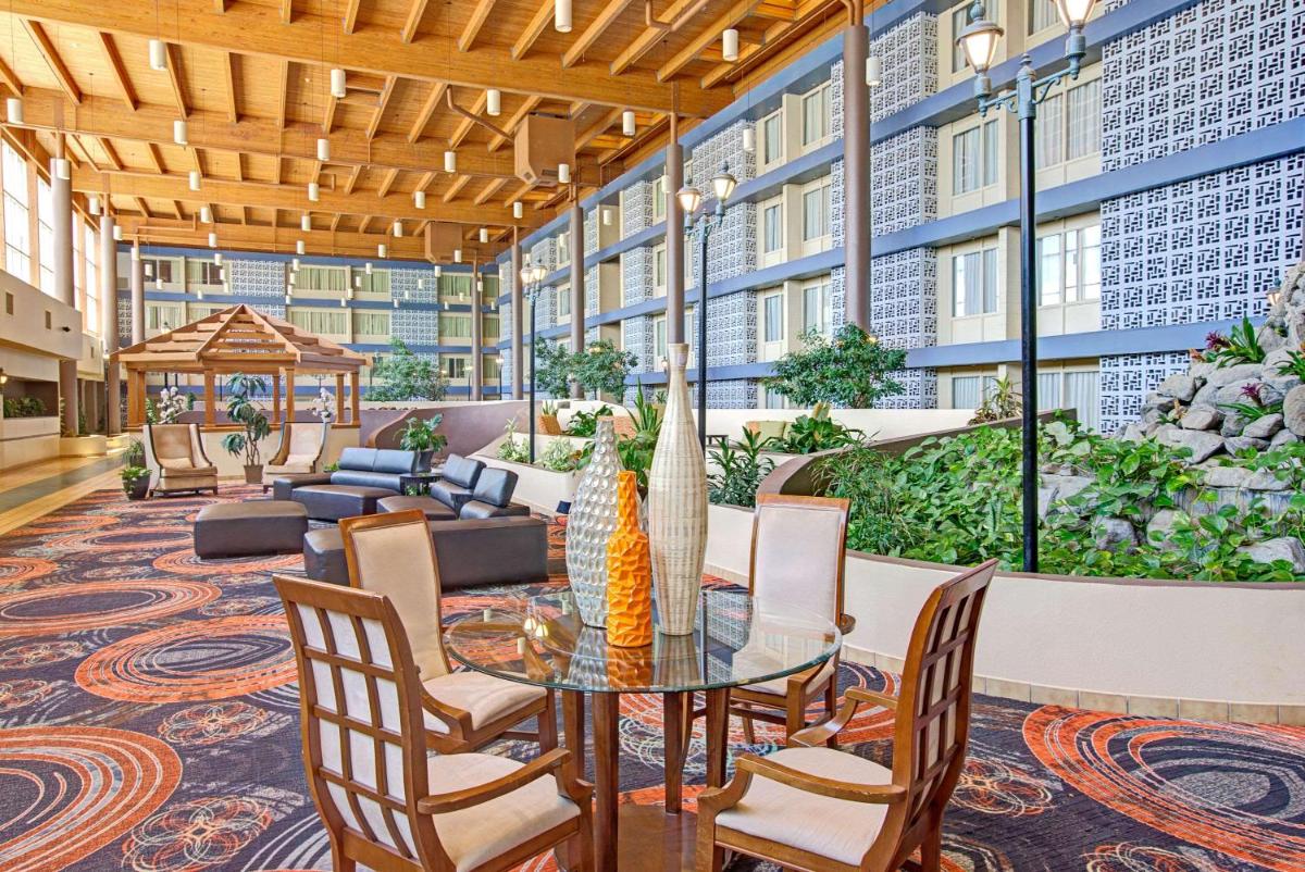 Ramada Plaza by Wyndham Charlotte Airport Conference Center - image 4