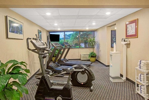 Ramada Plaza by Wyndham Charlotte Airport Conference Center - image 6