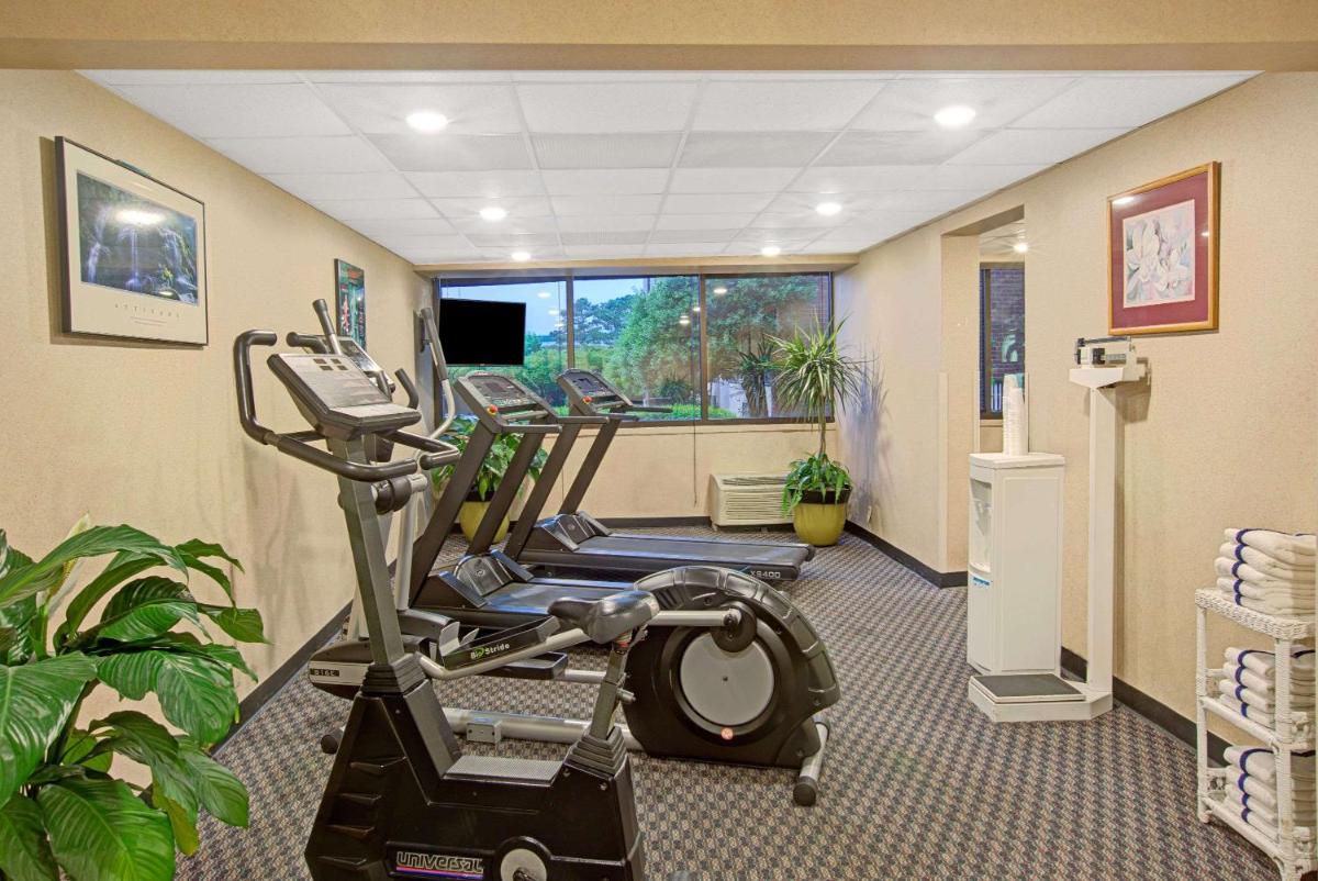 Ramada Plaza by Wyndham Charlotte Airport Conference Center - image 6