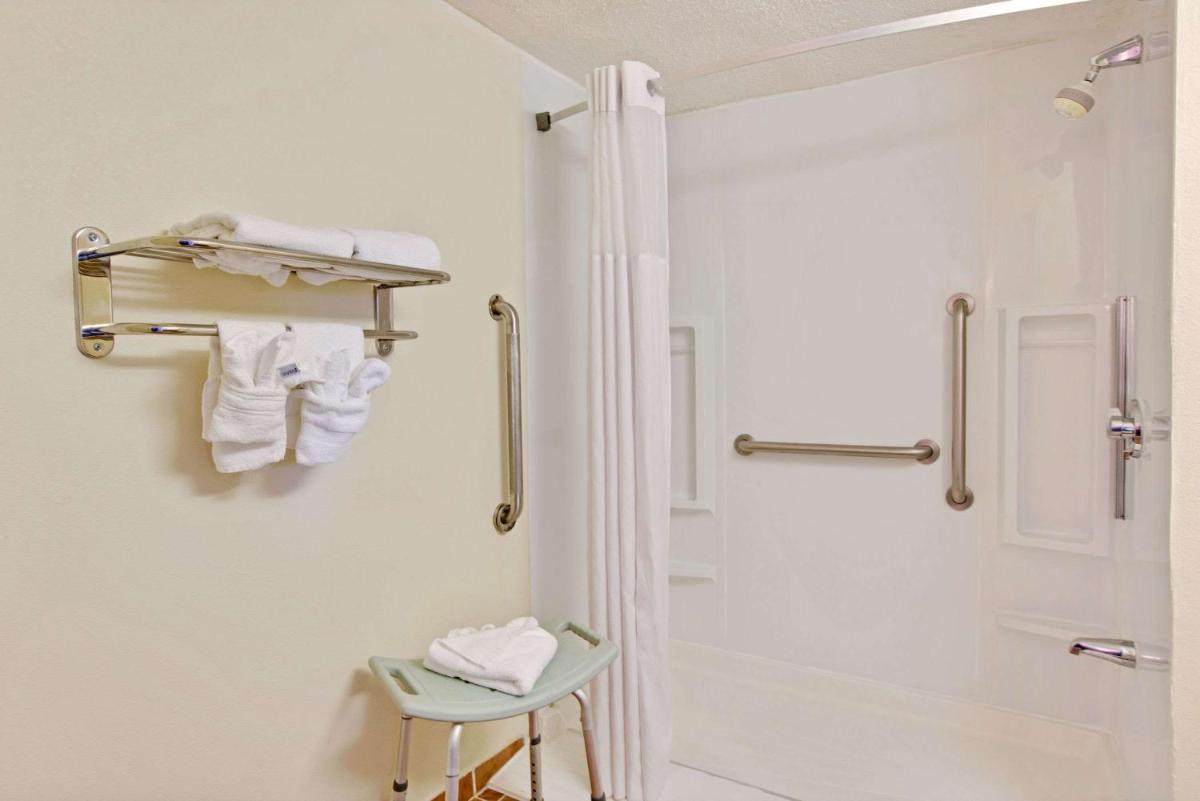 Days Inn by Wyndham Charlotte/Woodlawn Near Carowinds - image 3