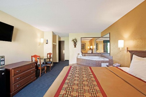Days Inn by Wyndham Charlotte/Woodlawn Near Carowinds - image 5