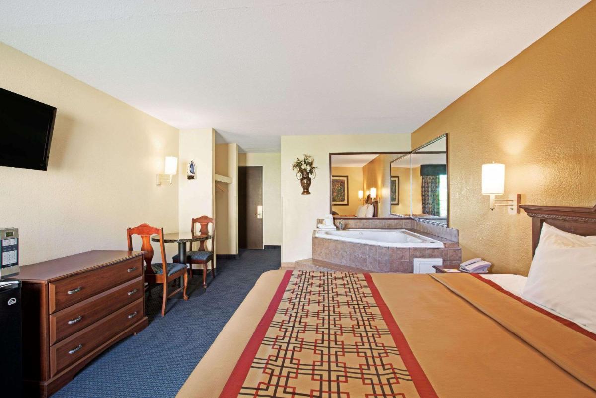 Days Inn by Wyndham Charlotte/Woodlawn Near Carowinds - image 5