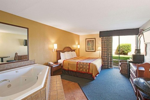 Days Inn by Wyndham Charlotte/Woodlawn Near Carowinds - image 9