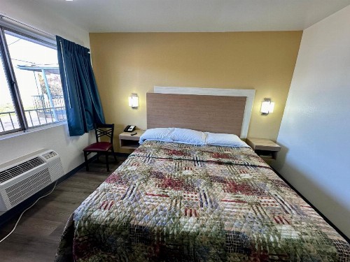 Royal Inn and Suites Charlotte Airport - image 5