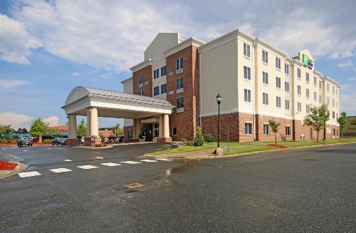 Holiday Inn Express & Suites Charlotte North an IHG Hotel