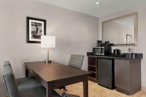 Embassy Suites Charlotte/Ayrsley - image 31