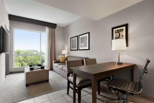 Embassy Suites Charlotte/Ayrsley - image 42