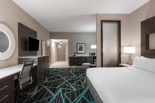 Holiday Inn Express & Suites - Charlotte Airport an IHG Hotel - image 4