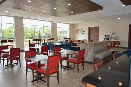 Holiday Inn Express & Suites - Charlotte NE - University Area an IHG Hotel - image 5