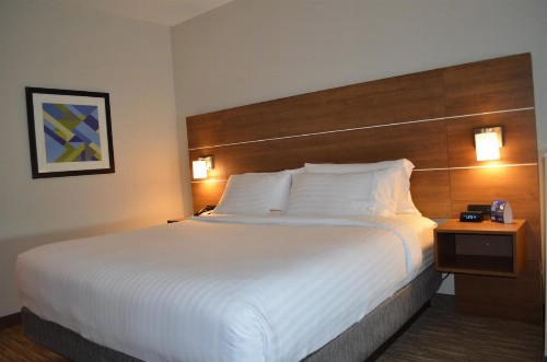 Holiday Inn Express & Suites - Charlotte NE - University Area an IHG Hotel - image 6