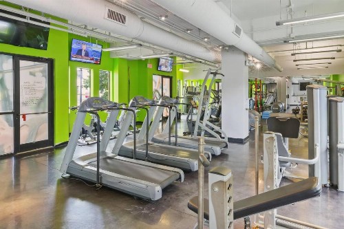 Trifecta Ace Location Pool & Gym Superhost - image 9