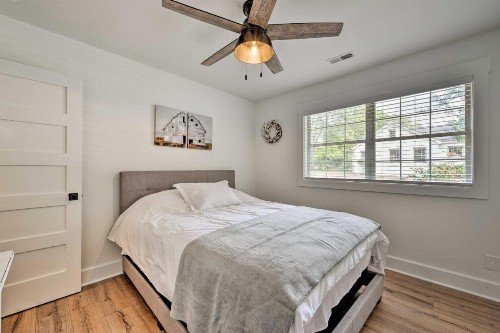 Chic Urban Farmhouse in Historic Dilworth with Patio - image 12