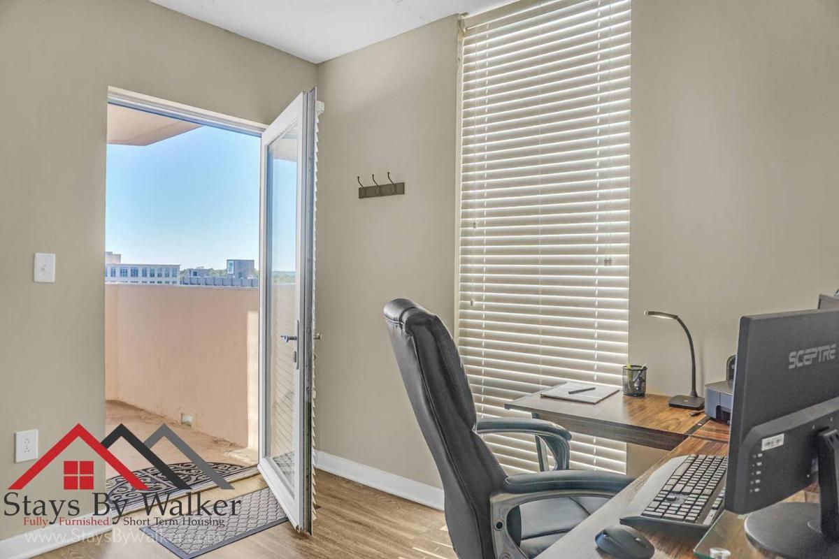 Uptown Condo Skyline Views King Bed Huge Balcony 1050 SqFt - main image
