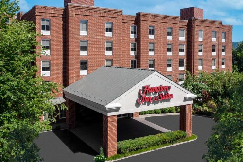 Hampton Inn & Suites Charlottesville at the University - image 1