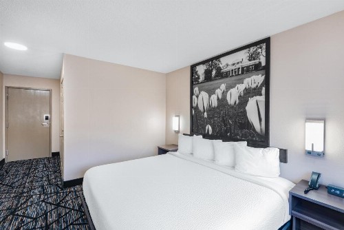 Super 8 by Wyndham Charlottesville - image 35