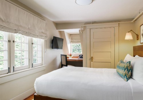 Oakhurst Inn - image 16