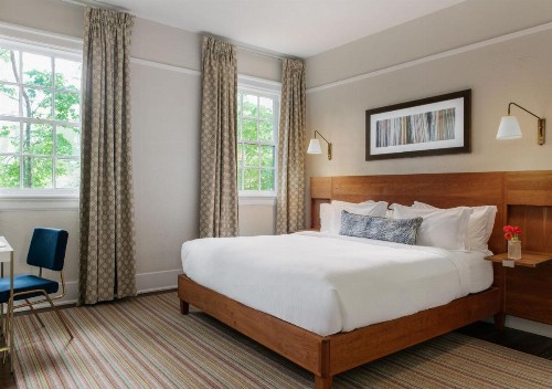 Oakhurst Inn - image 2