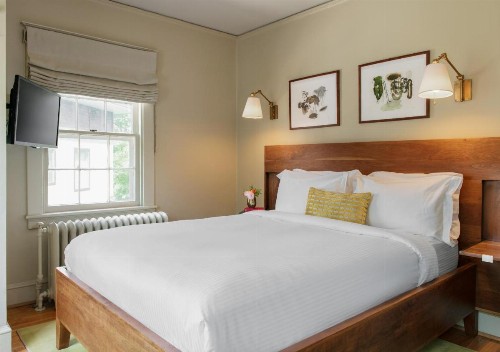 Oakhurst Inn - image 25