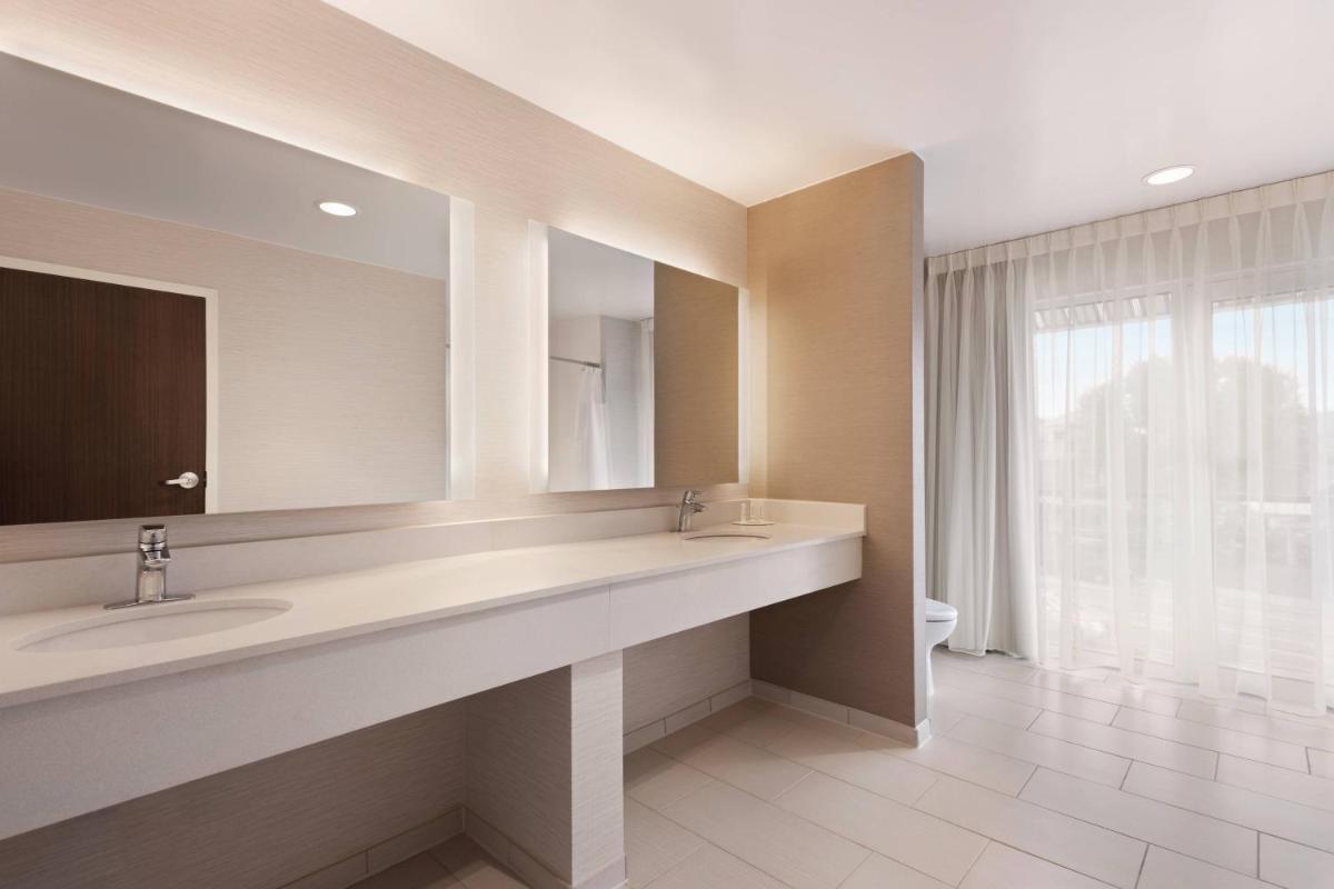 Fairfield Inn & Suites by Marriott Charlottesville Downtown/University Area - image 7