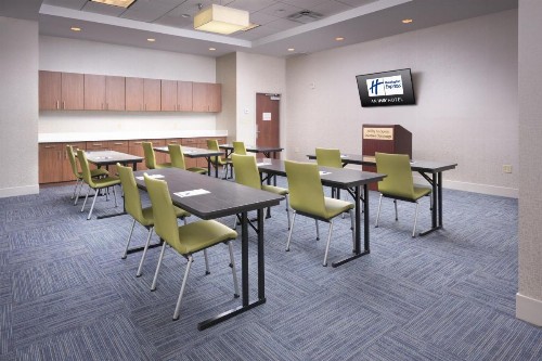 Holiday Inn Express Hotel & Suites Chattanooga Downtown an IHG Hotel - image 2