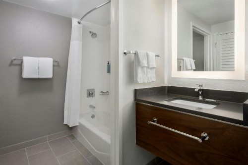 Courtyard by Marriott Chattanooga Downtown - image 2