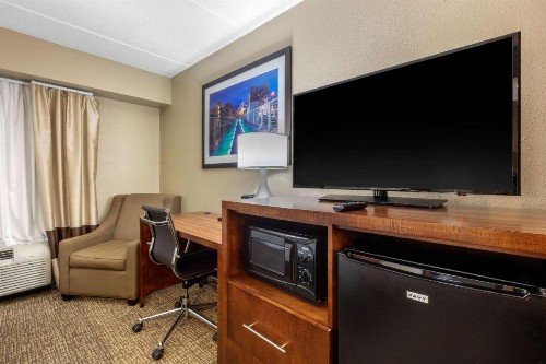 Comfort Inn & Suites Hamilton Place - image 5