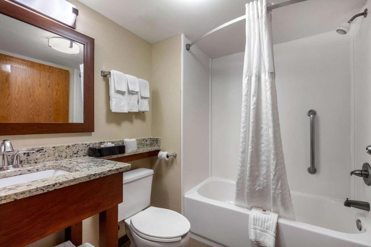 Comfort Inn & Suites Hamilton Place - image 6