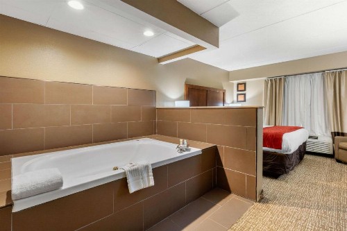Comfort Inn & Suites Hamilton Place - image 9