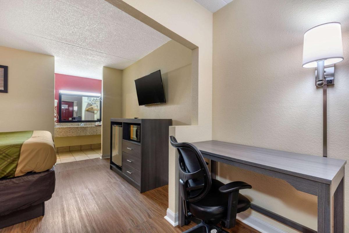 Econo Lodge Chattanooga - image 4