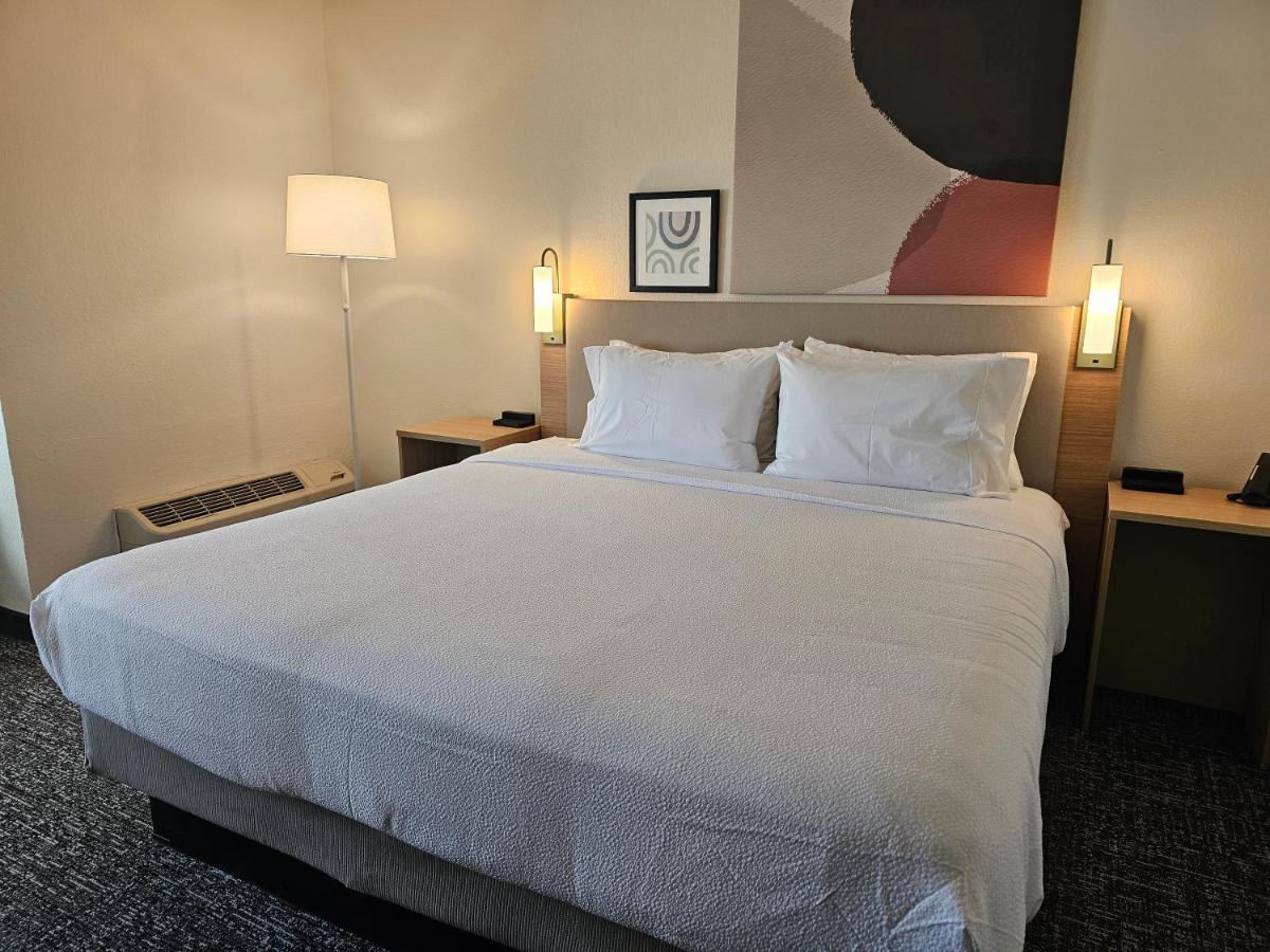 District 3 Hotel Ascend Hotel Collection - image 3