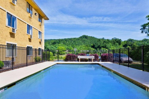 Super 8 by Wyndham Chattanooga Lookout Mountain TN - image 18