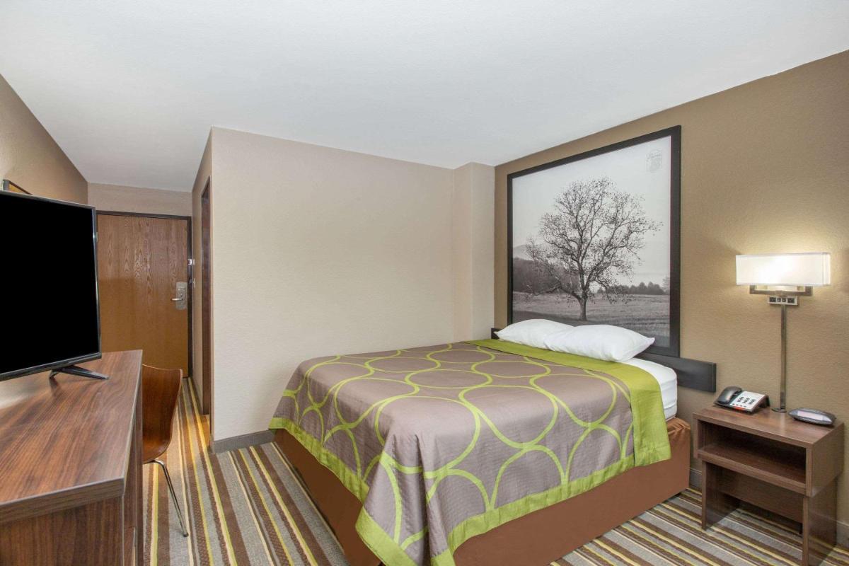 Super 8 by Wyndham Chattanooga Lookout Mountain TN - image 3