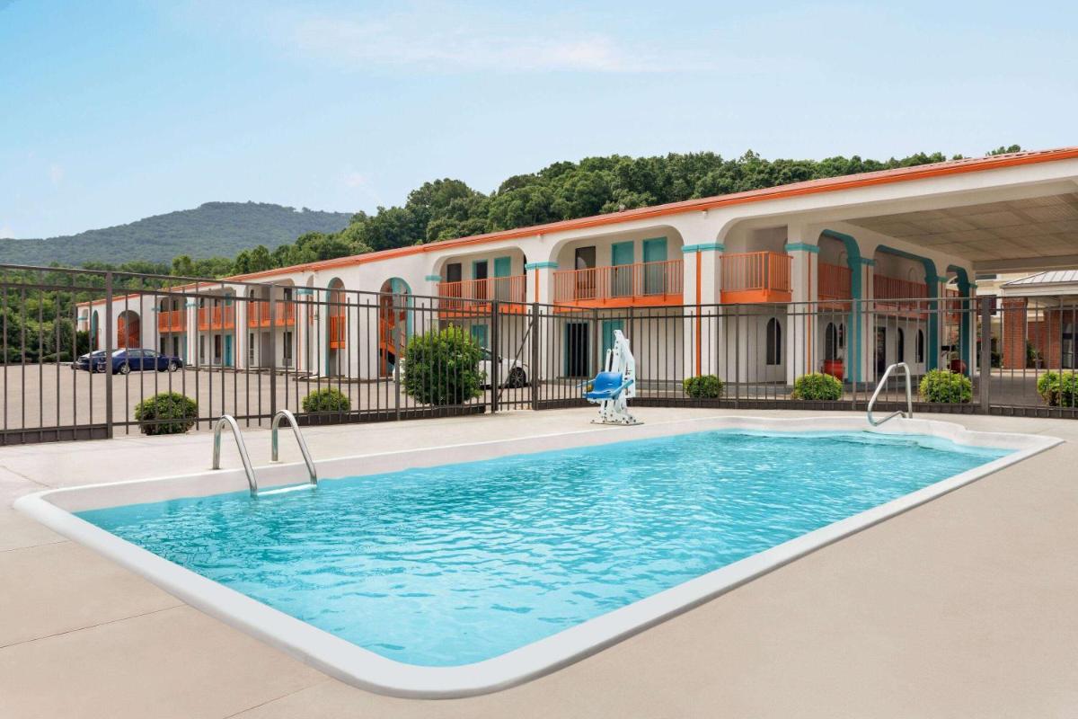 Howard Johnson by Wyndham Chattanooga Lookout Mountain - main image