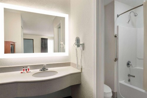Howard Johnson by Wyndham Chattanooga Lookout Mountain - image 20