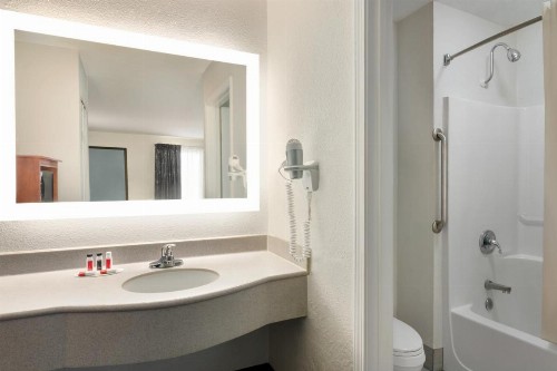 Howard Johnson by Wyndham Chattanooga Lookout Mountain - image 35