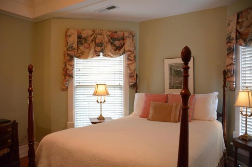 Bluff View Inn - image 45