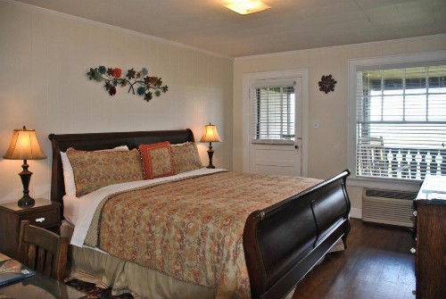 RiverView Inn - image 10