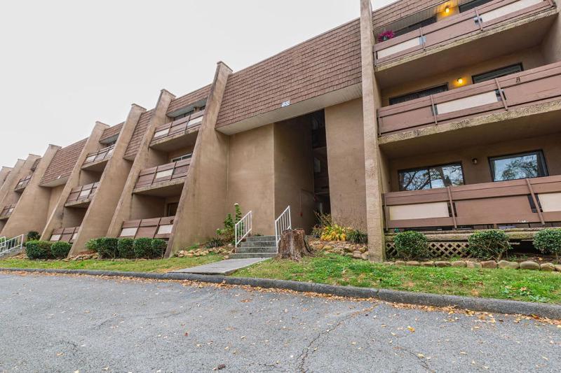 2 Bed/ 1 Bath efficiency Apartment- Close to Downtown! - main image