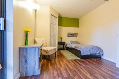 2 Bed/ 1 Bath efficiency Apartment- Close to Downtown! - image 3