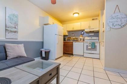 2 Bed/ 1 Bath efficiency Apartment- Close to Downtown! - image 6