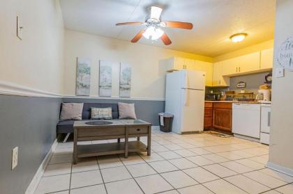 2 Bed/ 1 Bath efficiency Apartment- Close to Downtown! - image 7