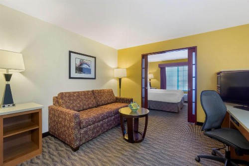 Best Western Plus Park Place Inn & Suites - image 2