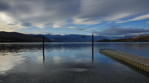 Lakeside Lodge and Suites - image 22