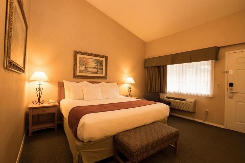 Lakeside Lodge and Suites - image 49