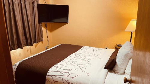 Apple Inn Motel - image 10