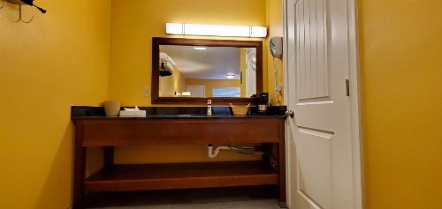 Apple Inn Motel - image 19