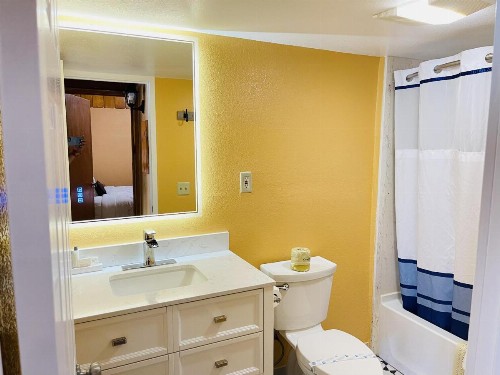 Apple Inn Motel - image 23